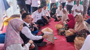Pj Bupati Majalengka Bantu Pemasaran Anyaman Bambu