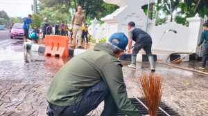 Bersama Petugas Lapangan, Pj Wali Kota Cirebon Masifkan Gerakan Bersih-bersih Lingkungan