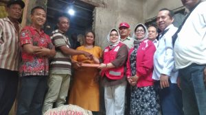 Ketua PMI Kabupaten Cirebon Salurkan Bantuan untuk Korban Puting Beliung di Desa Pesaleman