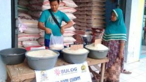 Bulog Cirebon Pastikan Beras SPHP Dijual Rp10.900/Kg, Mitra Pedagang Pasar Akan Dipasangi Spanduk