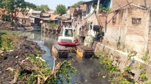 Dinas PUTR Kota Cirebon Normalisasi Sungai