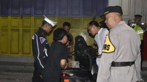 Gelar Patroli Akhir Pekan, Amankan Miras Hingga Belasan Pemuda yang Hendak Tawuran