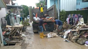 DLH Terjunkan Belasan Truk Sampah di Lokasi Banjir
