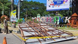 Papan Reklame di Sumber Roboh, Timpa Pengendara Motor