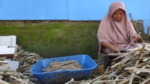 Jelang Idul Adha, Perajin Tusuk Sate di Majalengka Banjir Pesanan