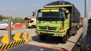 Astra Tol Cipali Razia Kendaraan dengan Muatan Berlebih