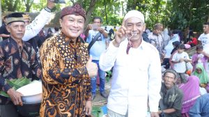 Dian Hadir di Tengah Ratusan Warga yang Sedang Lakukan Hajat Bumi di Desa Cikeleng