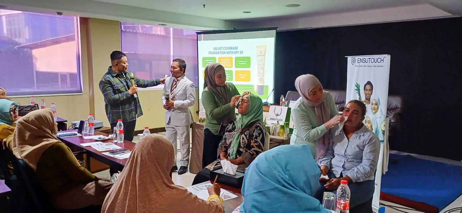 Gelar Seminar di Cirebon, Ensutouch Kenalkan Skincare Enzim Nanas Pertama di Dunia