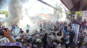 Demo Gabungan Mahasiswa Ricuh, Pagar DPRD Kuningan Nyaris Roboh