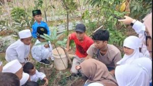 Mahasiswa UIN SSC Tanam 300 Bibit Pohon di Desa Rawaurip