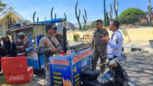 Satpol PP Tertibkan PKL di Lingkungan Pemkab Cirebon
