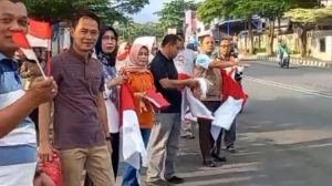 Sambut HUT ke-79 RI, Pemcam Cigasong Bagi-bagi Bendera Merah Putih Secara Cuma-cuma
