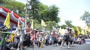 Uniku Tampil Memukau dengan Lakon Hajatan Kursi di Karnaval Budaya