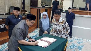 DPRD Kota Cirebon Lantik Dua Calon Pimpinan