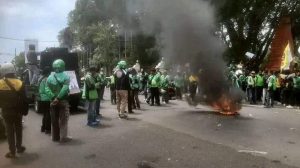 Ratusan Driver Ojol Geruduk Balaikota dan Gedung Dewan Kota Cirebon
