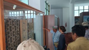 Pecinta Sejarah Asal Ceko Tertarik dengan Batik Ciwaringin
