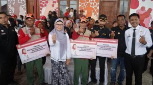 Masyarakat Kecamatan Sukra Bersyukur Terima Paket Sembako Murah
