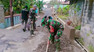 Babinsa Cilowa Bantu Pengecoran Jalan