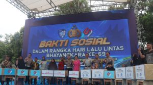 Baksos di Tanah Kelahiran, Kakorlantas Bagikan 2.050 Paket Sembako dan Bantuan Ambulans