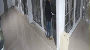 Pelaku Bobol Kotak Amal Masjid di Desa Pesanggrahan Terekam CCTV