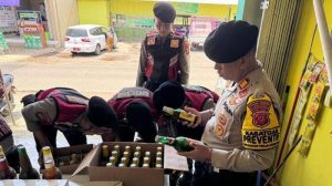 Polres Majalengka Sita Ratusan Botol Miras di Wilayah Cikijing