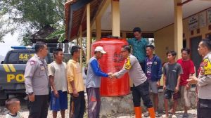 Polsek Majalengka Beri Bantuan Torn Penampungan Air untuk Warga