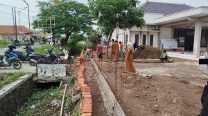 Percantik Kantor Desa, Pemdes Astanamukti Bangun Pagar Permanen