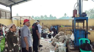 Pemdes Gereba Lakukan Studi Tiru Pengelolaan Sampah di TPS3R Desa Kertayasa
