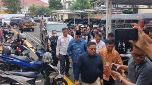 Pimpinan Ponpes Al Zaytun, Panji Gumilang saat berjalan menuju gedung PN Indramayu. Sidang  dengan agenda pembacaan dakwaan dari Jaksa Penuntut. Umum (JPU), Kamis (23/1).(Foto: Agus Sugianto/FC)