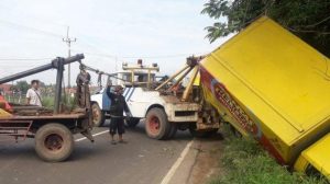 Sopir Diduga Ngantuk, Mobil Bok Oleng hingga Masuk ke Parit di Jalur Pantura Indramayu