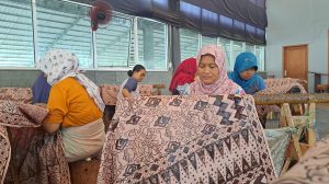 Pj Bupati Cirebon Berharap Teknik Merawit Bisa Gairahkan Pembatik Muda