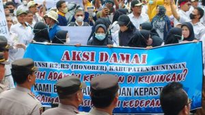 Tuntut Keadilan dan Kepastian, Ratusan Tenaga Honorer Kuningan Unjuk Rasa