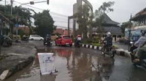 Jalan Berlubang di Majalengka Jadi Ancaman Keselamatan Pengguna Jalan