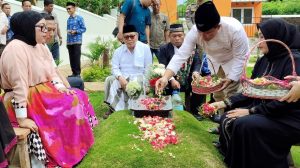 Jelang Pelantikan, Dian - Tuti Ziarah Makam Bupati KuninganTerdahulu