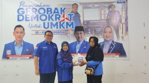 Demokrat Kota Cirebon Bagikan Sembako untuk Warga Kurang Mampu