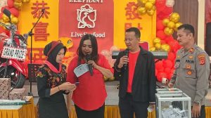 Customer Setia Restoran Lucky Elephant Menangkan Undian Motor Sport 