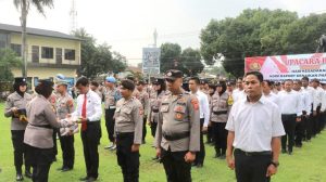 Kapolresta Cirebon, Kombes Pol Sumarni saat memberikan penghargaan terhadap 70 personel di halaman Mapolresta Cirebon. (Foto: Ist/FC)