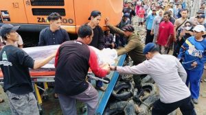 Empat Jenazah Korban Kecelakaan Laut KM Safinatun Rozak Tiba di Rumah Duka