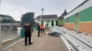 Angin Kencang Sapu Atap Madrasah dan 4 Rumah di Desa Benda