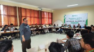 Nampak Ketua Bawaslu RI, Rahmat Bagja mengisi materi di LK 2 HMI Cabang Kuningan. (Foto: Ali/FC)