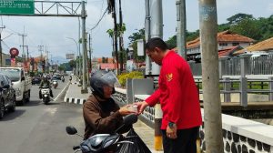 TMP Kuningan Bagikan Ratusan Paket Makanan Gratis
