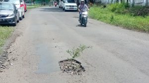 Jalan Berlubang di Belakang Kantor DPRD Majalengka Dikeluhkan Warga