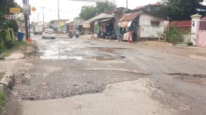Jalan Kabupaten Karang Asem-Karangwareng Dipenuhi “Kolam Mini”