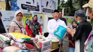 Selama Ramadan, Kelurahan Kecapi Bagi Takjil Gratis dan Pakaian Layak Pakai