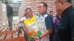 Anggota Komisi IV Rokhmin Dahuri Cek Gudang Beras Bulog Cirebon, Pastikan Stok dan Harga Stabil Jelang Lebaran