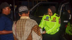 Polresta Cirebon Gelar Patroli Sahur Sambil Bagikan Makanan Gratis
