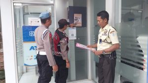 Polsek Losarang Pasang Famlet DPO Pencurian Uang Nasabah Bank di Area Publik