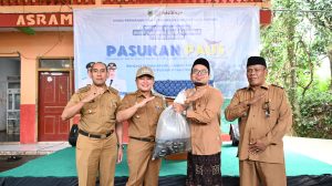 Pasukan Paus Sasar Ponpes Manbaul Huda Ciawigebang, Tebar 7.500 Bibit Ikan