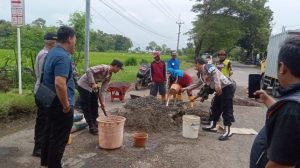 Gandeng SLI dan TNI-Polri, Pemdes Buntu Tambal Sulam Jalan Kabupaten yang Rusak Parah