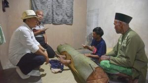 Bupati Dian Lepas Pasung Kaki Ajat Gegara Depresi Putus Cinta